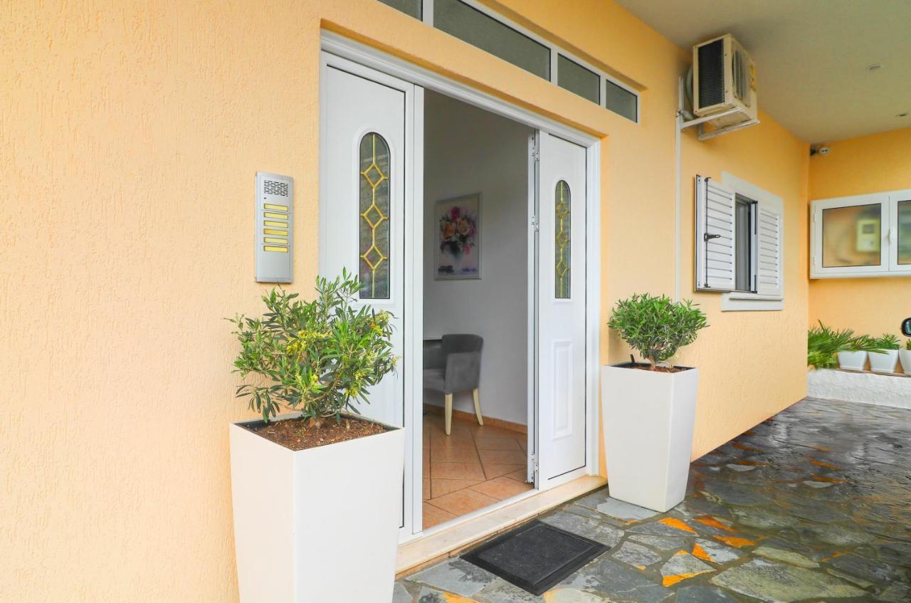 Lido Apartments Himare Buitenkant foto
